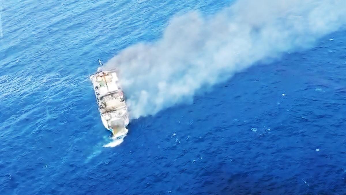 Endonezya'da Bali Adası açıklarında feribot yangını: 100'den fazla yolcu kurtarıldı haber görseli