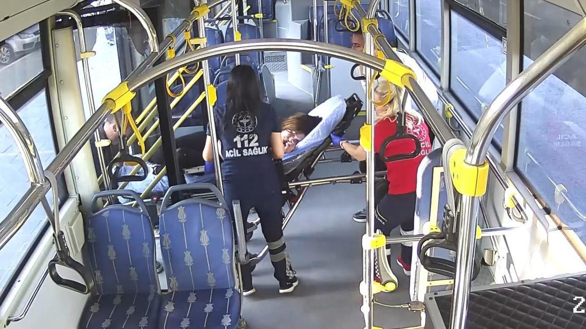 Otobüste fenalaşan yolcuyu hastaneye yetiştirdi haber görseli