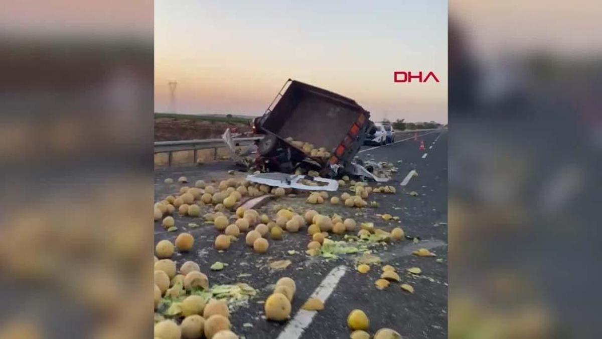 Minibüs traktöre çarptı: 2 ölü haber görseli