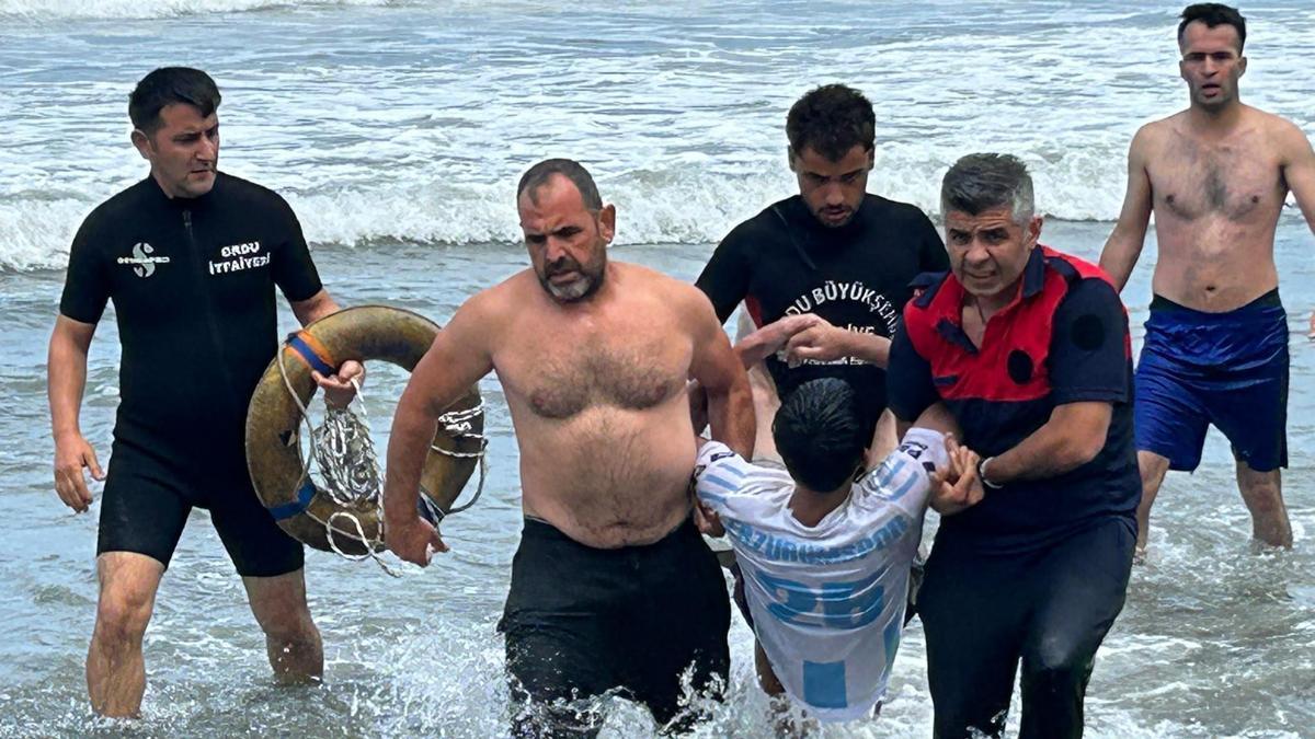 Ordu'da yasaklı bölgede can pazarı: Akıntıya kapılan iki kardeş son anda kurtarıldı