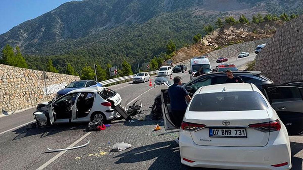 Karşı şeride geçip 3 araca çarptı haber görseli