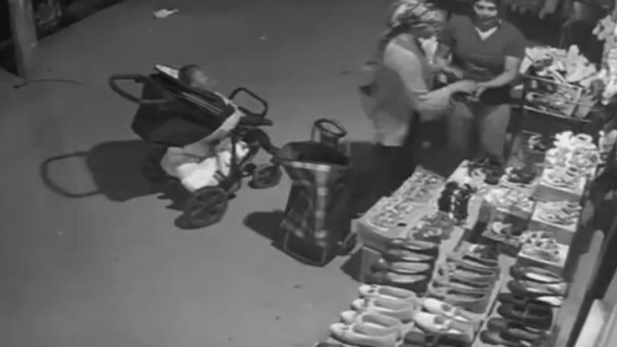 Esenyurt'ta mağazadan ayakkabı hırsızlığı kamerada haber görseli
