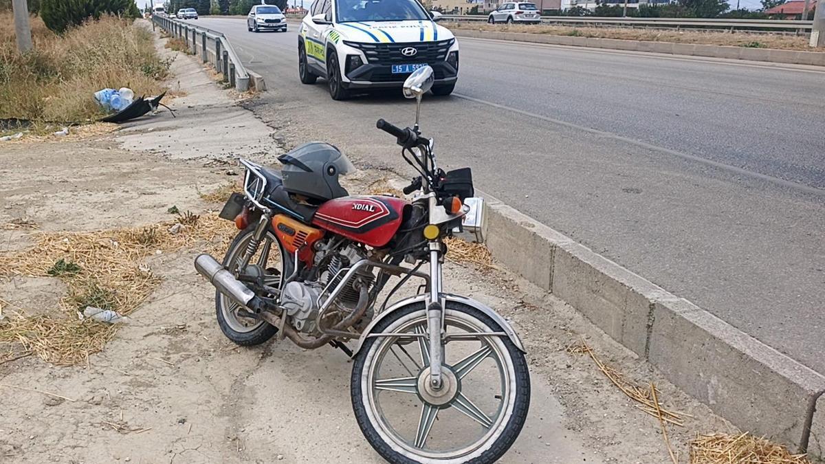 Lastiği patlayan motosiklet devrildi: 2 yaralı haber görseli
