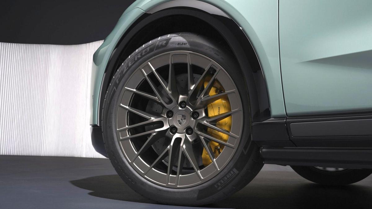 P Zero, elektrikli Porsche Cayenne'de haber görseli
