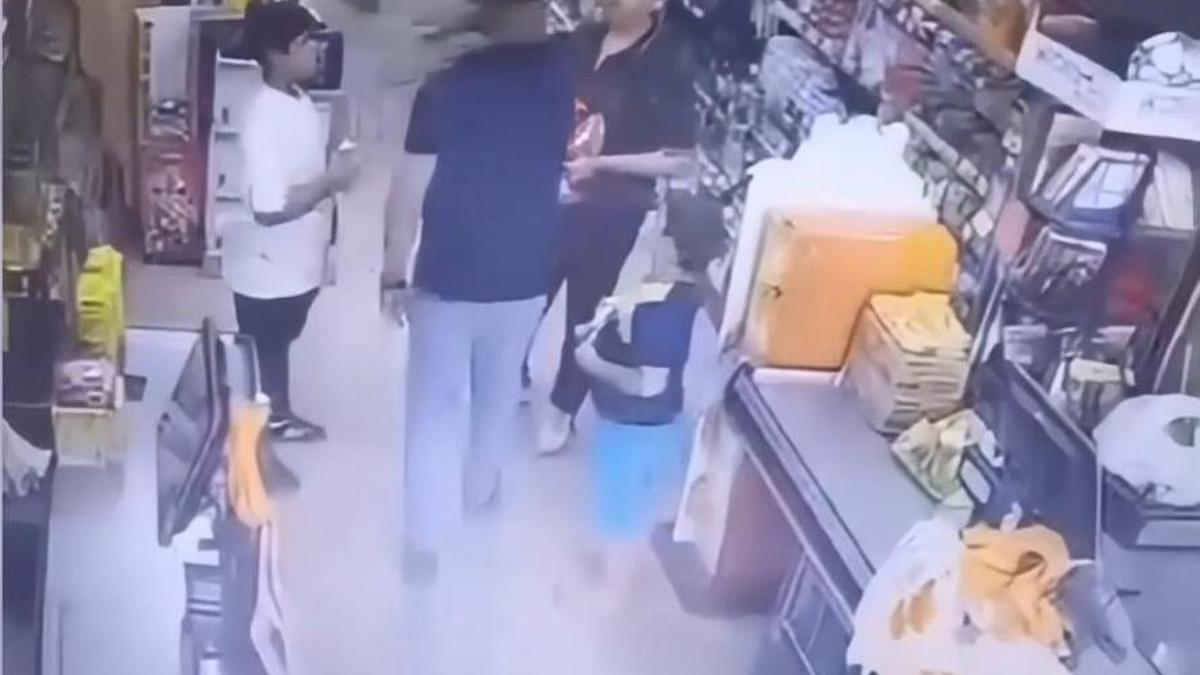 Ümraniye’de markette paketleri yırtan çocuğu uyardı, ağabeyi gelip darbetti haber görseli
