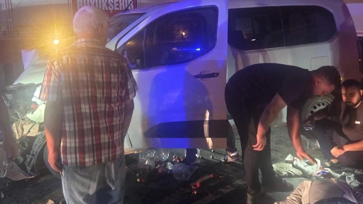 Hafif ticari araç ile otomobil çarpıştı: 7 yaralı haber görseli