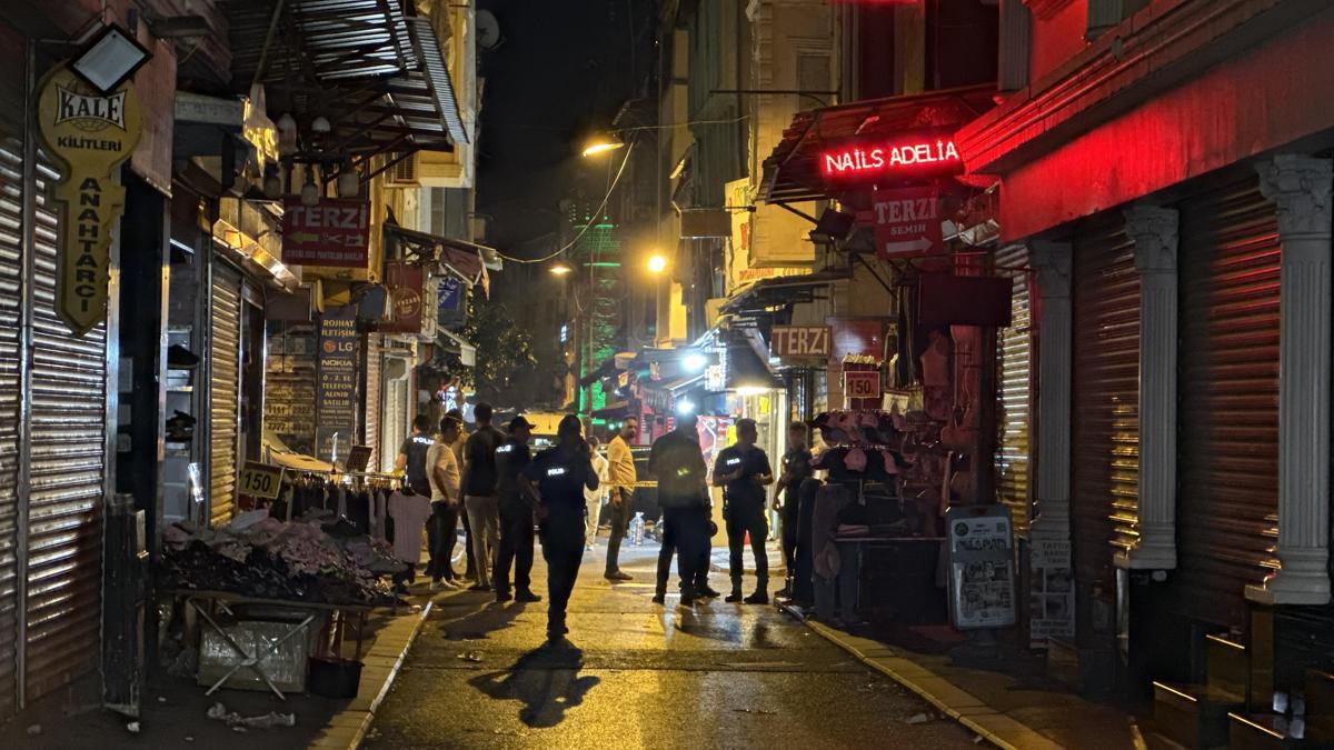 Fatih’te komşu iki esnaf arasında silahlı kavga: 1 ölü, 1 yaralı haber görseli