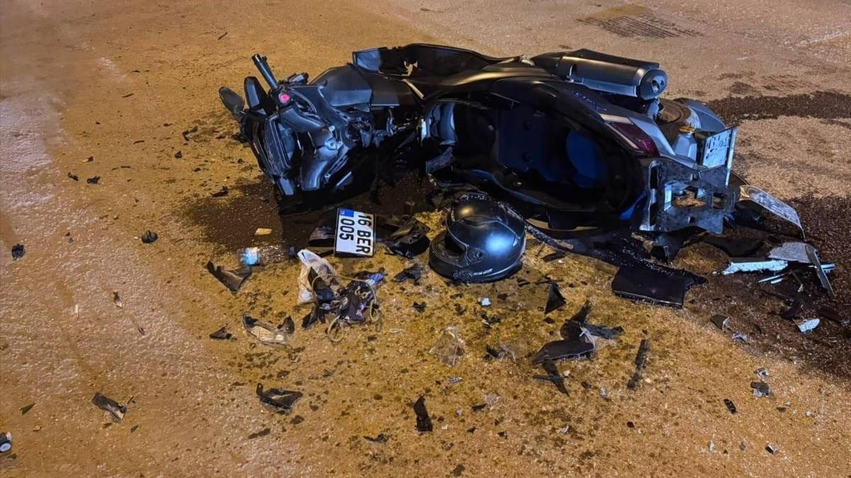 Bursa'da otomobille çarpışan motosikletin sürücüsü ağır yaralandı haber görseli