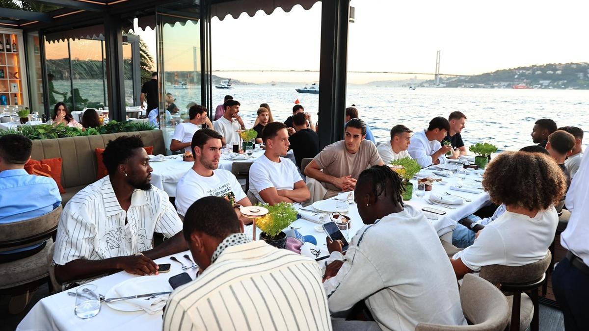Beşiktaş'ta Italiano'nun ev sahipliğinde akşam yemeği düzenlendi haber görseli