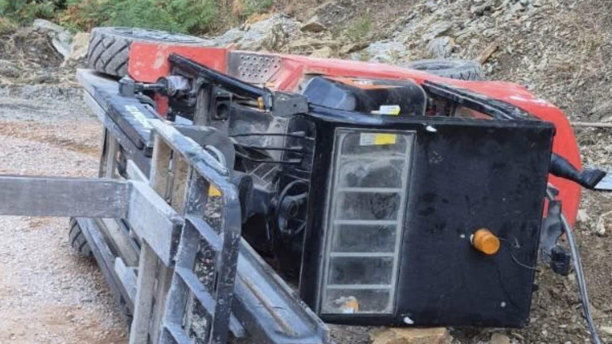 Devrilen forkliftin altında kalıp, yaralandı haber görseli