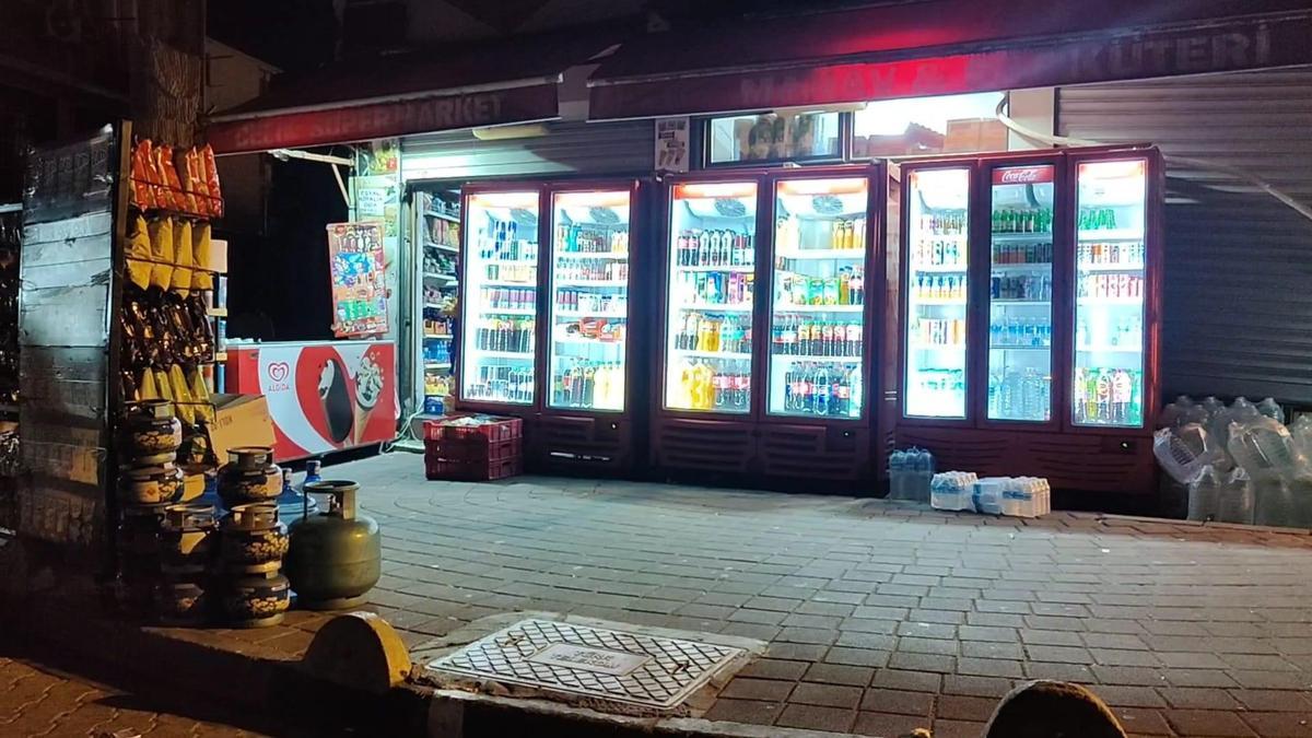 Fatih'te midyeciyle tartışan şüpheli, kavgayı ayırmaya çalışan midyecinin kız kardeşini bıçakladı haber görseli