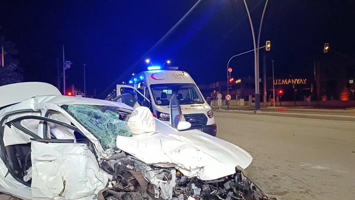 Bursa'da otomobil ile cip çarpıştı: 2 ölü, 2 yaralı haber görseli