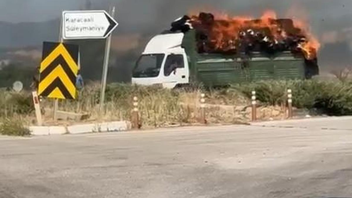 Seyir halindeki kamyondaki saman balyaları yandı; o anlar kamerada haber görseli
