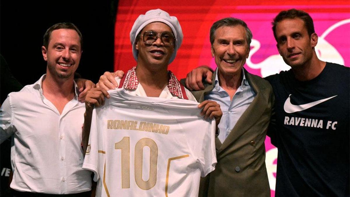 Ronaldinho, sahalara geri dönüyor: 3. lig takımıyla anlaştı