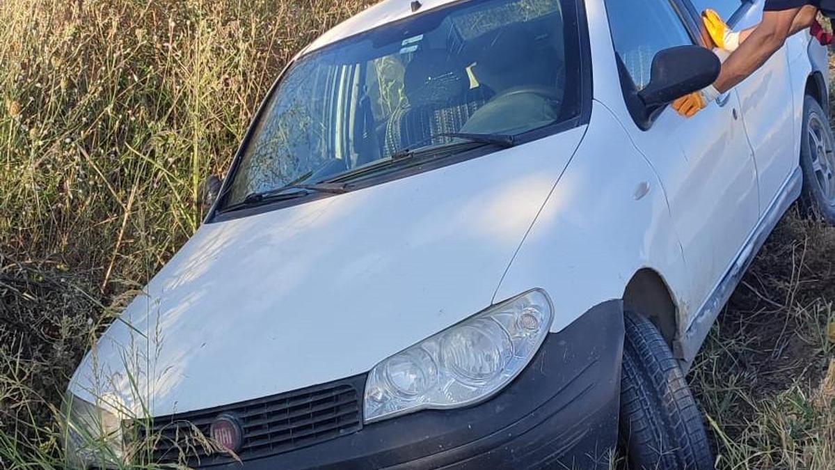 Kaza yaptığı otomobilini bırakıp gitti haber görseli