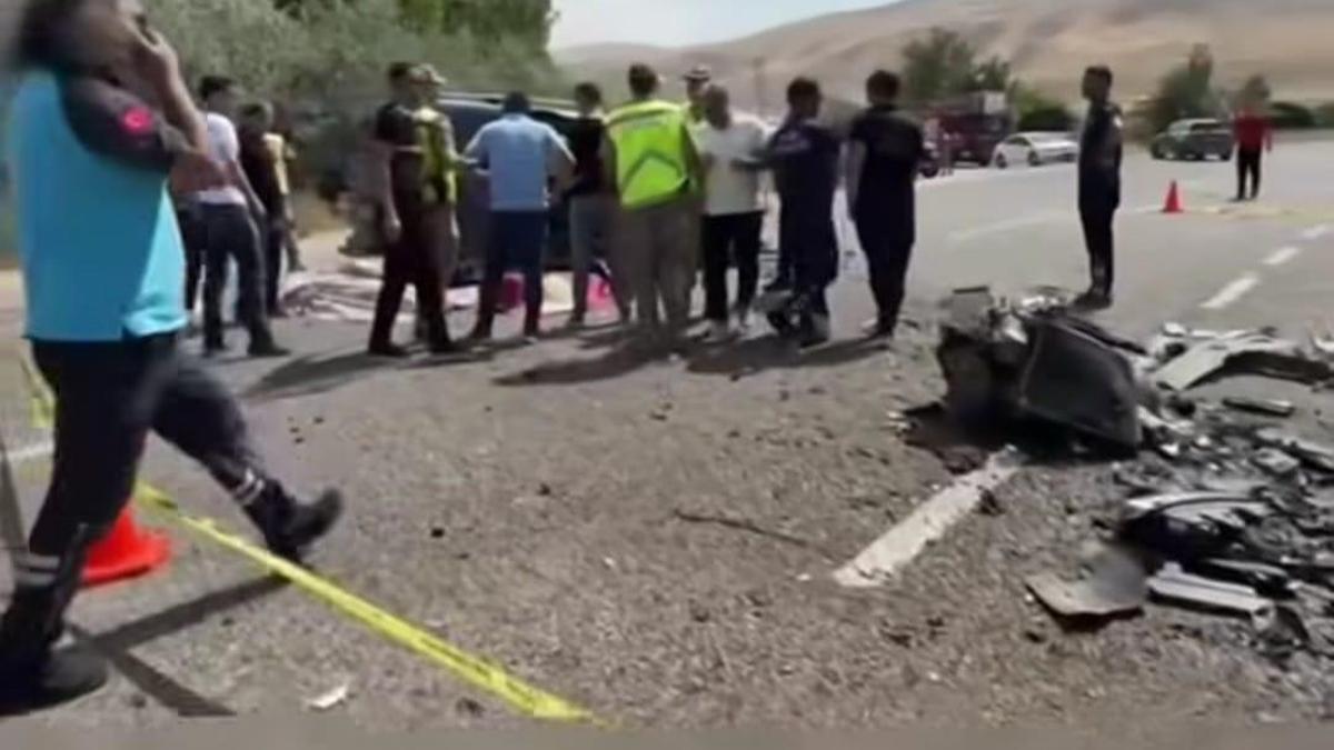 Van'da iki hafif ticari araç kafa kafaya çarpıştı: 2 ölü, 9 yaralı haber görseli