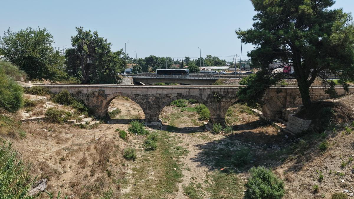 İki medeniyetin izini taşıyan 800 yıllık köprü