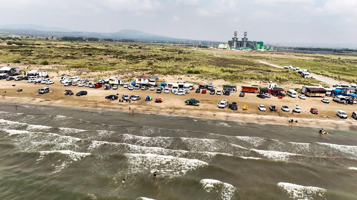 Hatayda tatilciler araçlarıyla kumsala inip denizin tadını çıkarıyor