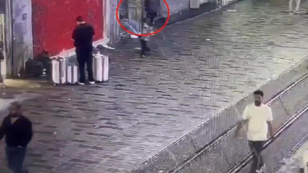 Beyoğlunda uyuyan kişinin cep telefonunu çalan şüpheli yakalandı