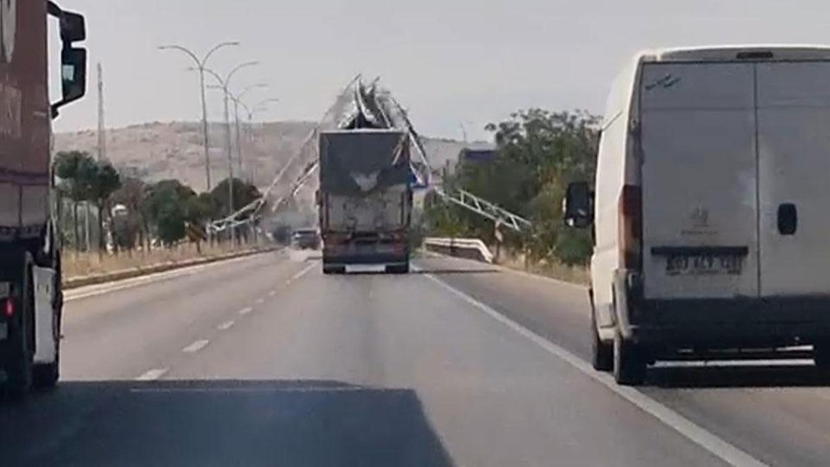 Damper kazası kamerada: Yön levhasını yıktı