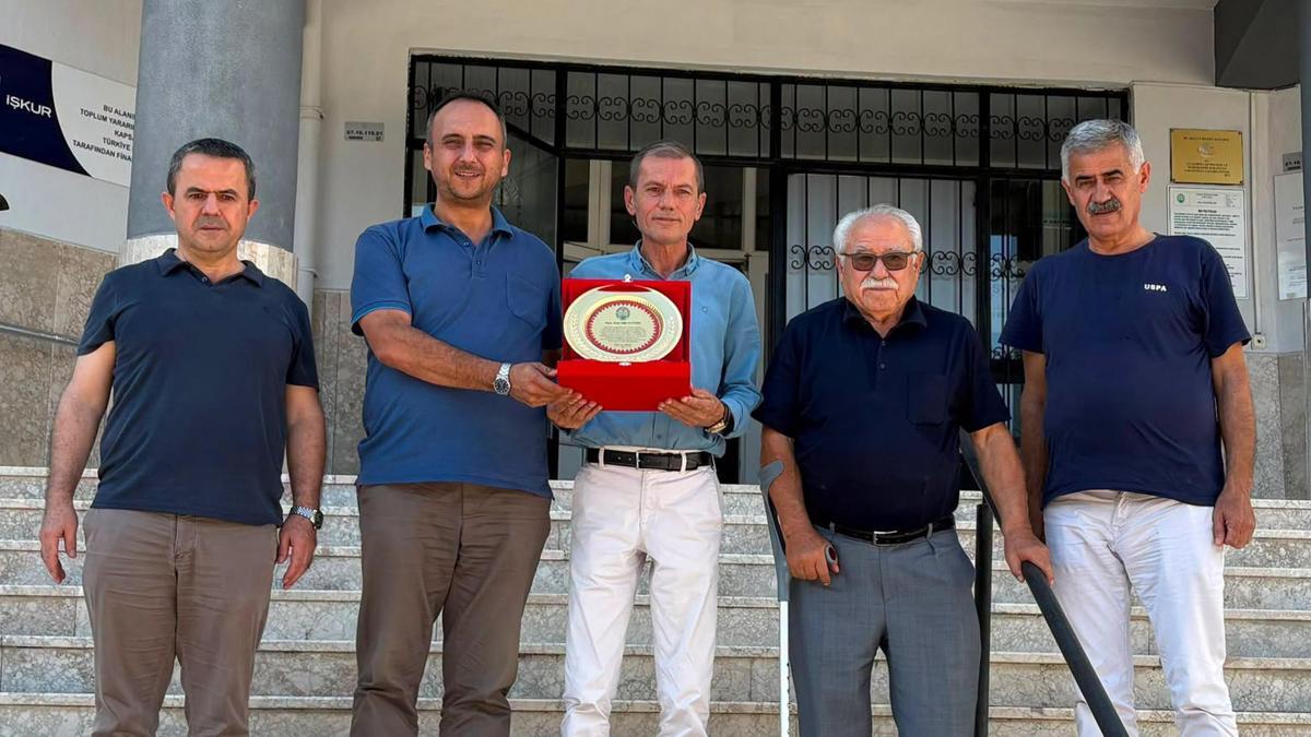 Emekliye ayrılan lise müdürüne veda programı