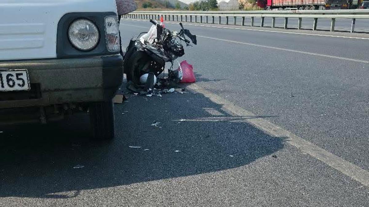 Park halindeki kamyonete çarpan motosiklet sürücüsü yaralandı