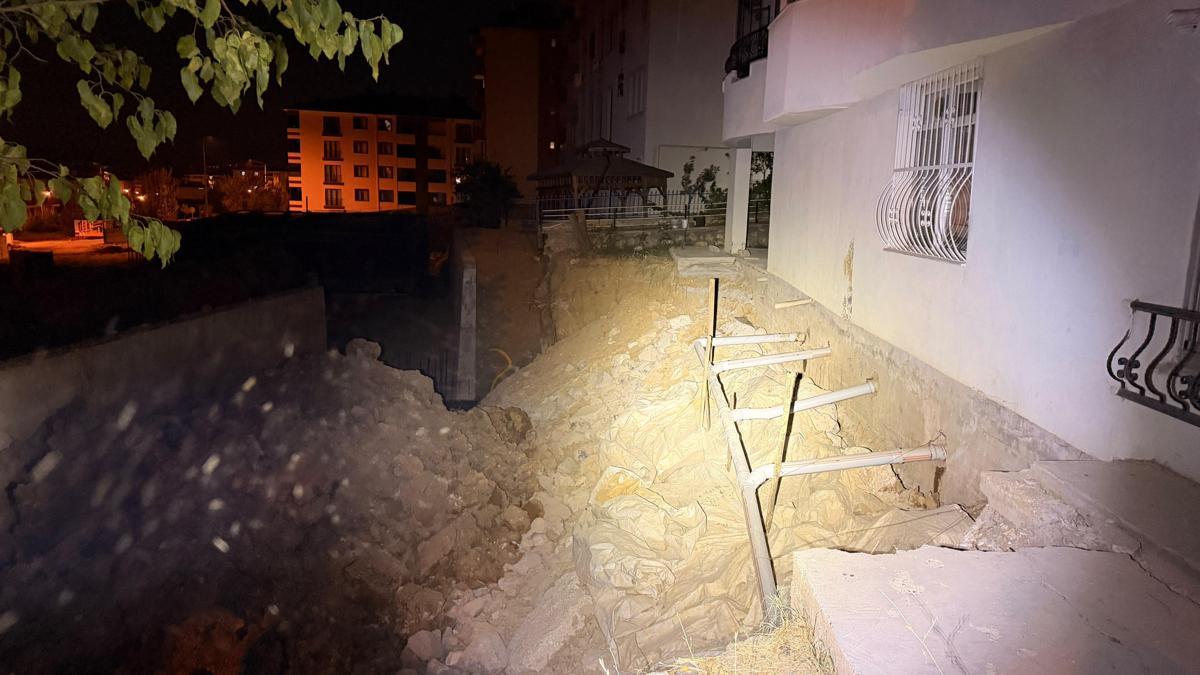 Tuncelide temel kazısı sırasında toprak kaydı, 5 katlı bina tahliye edildi