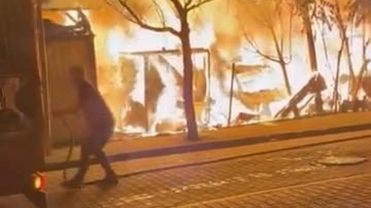Avcılarda TIR parkında yangın: 5 araç kullanılamaz hale geldi