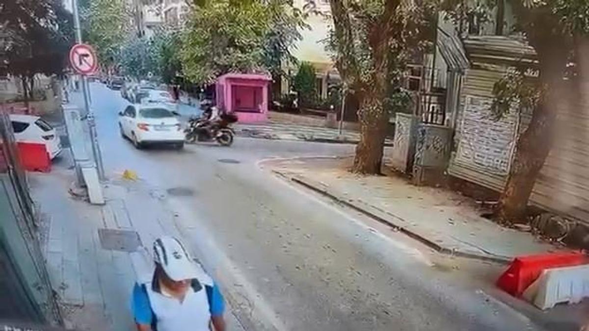 Kadıköyde motosikletin otomobile çarptığı kaza kamerada