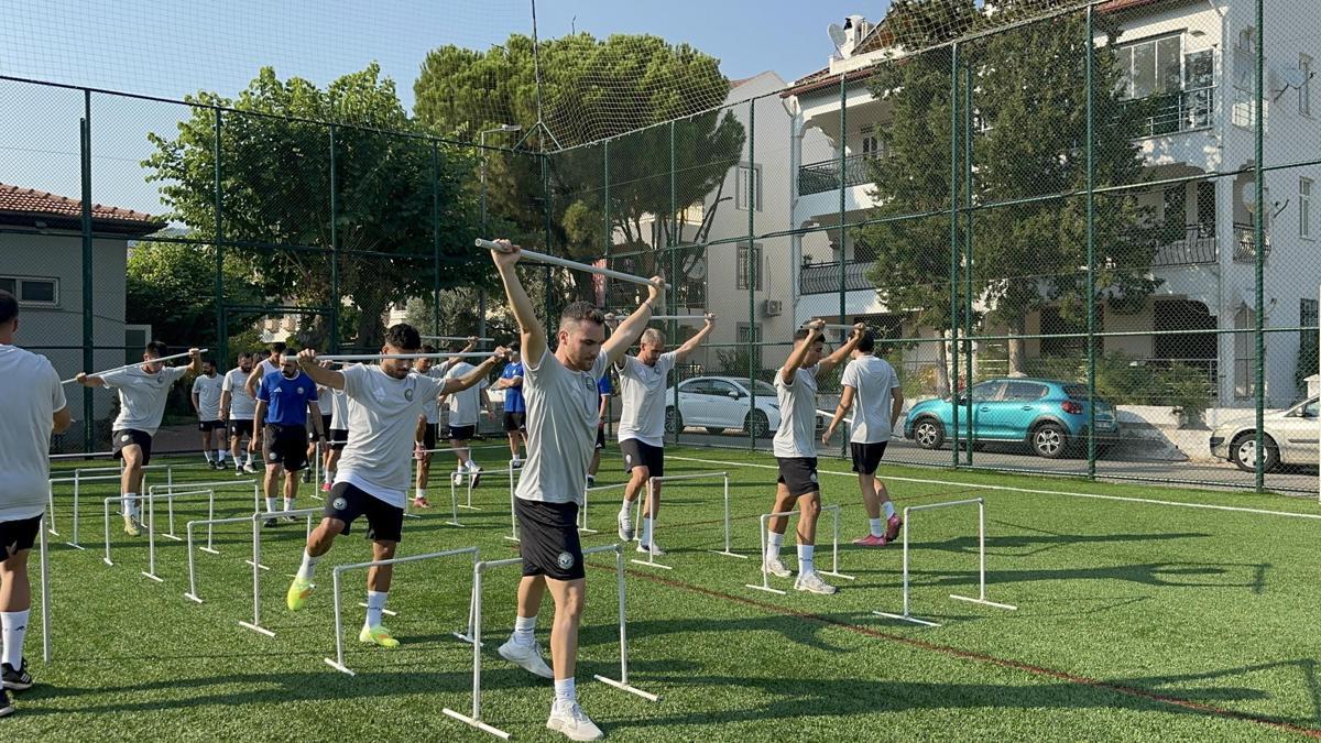 Marmaris Belediyespor FK sahaya indi