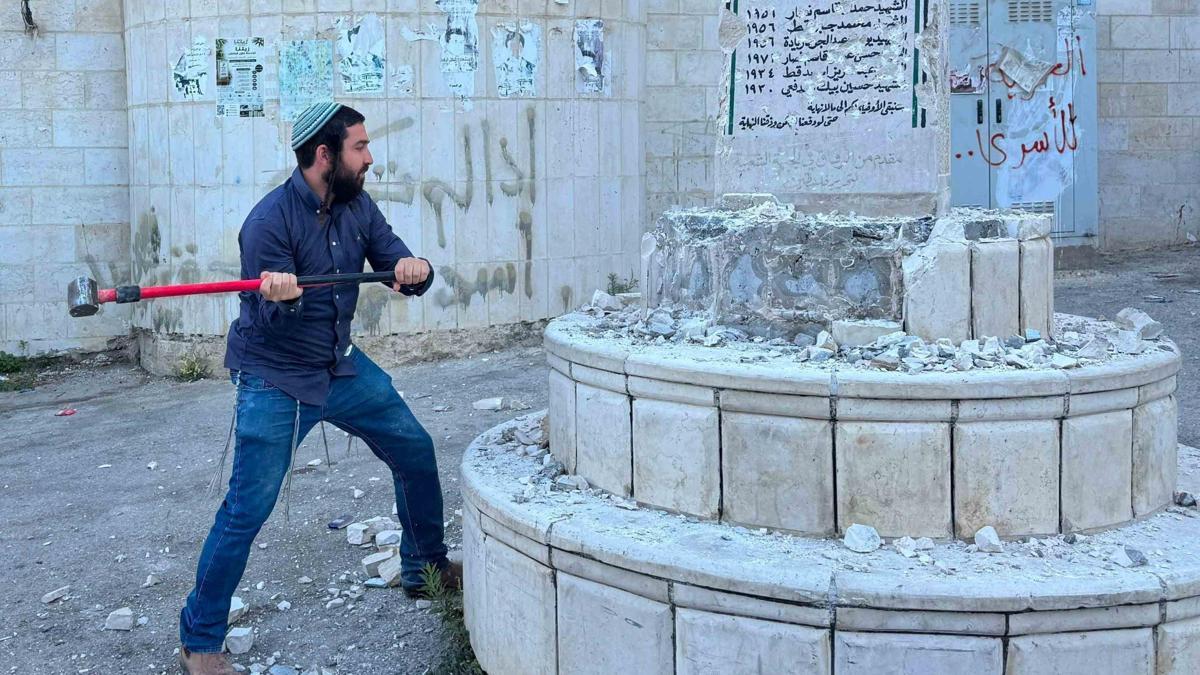 İsrailli vekilden skandal hamle! Filistinlilere ait anıtı balyozla yıktı...