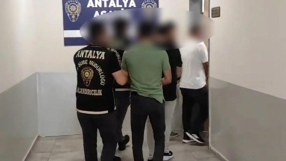 Kendilerini başkomiser olarak tanıtıp 13,5 milyon lira dolandıran 3 şüpheli tutuklandı