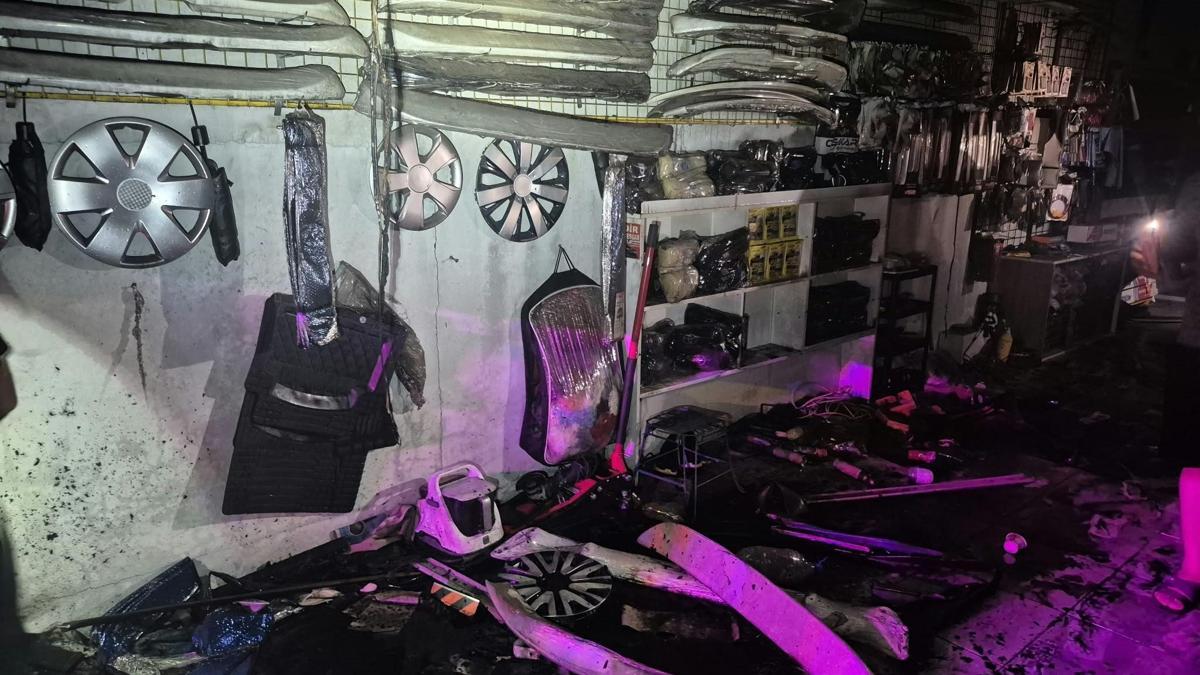 Mardinde oto aksesuar dükkanında yangın