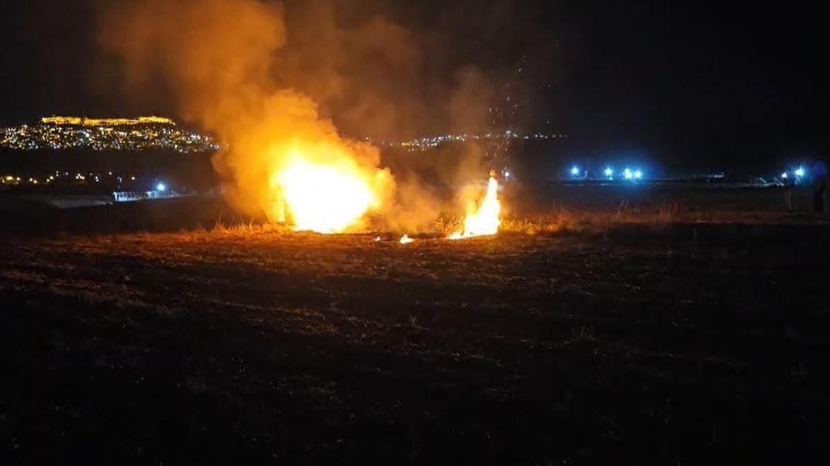 Mardinde seyir halindeki otomobil alev alev yandı; o anlar kamerada
