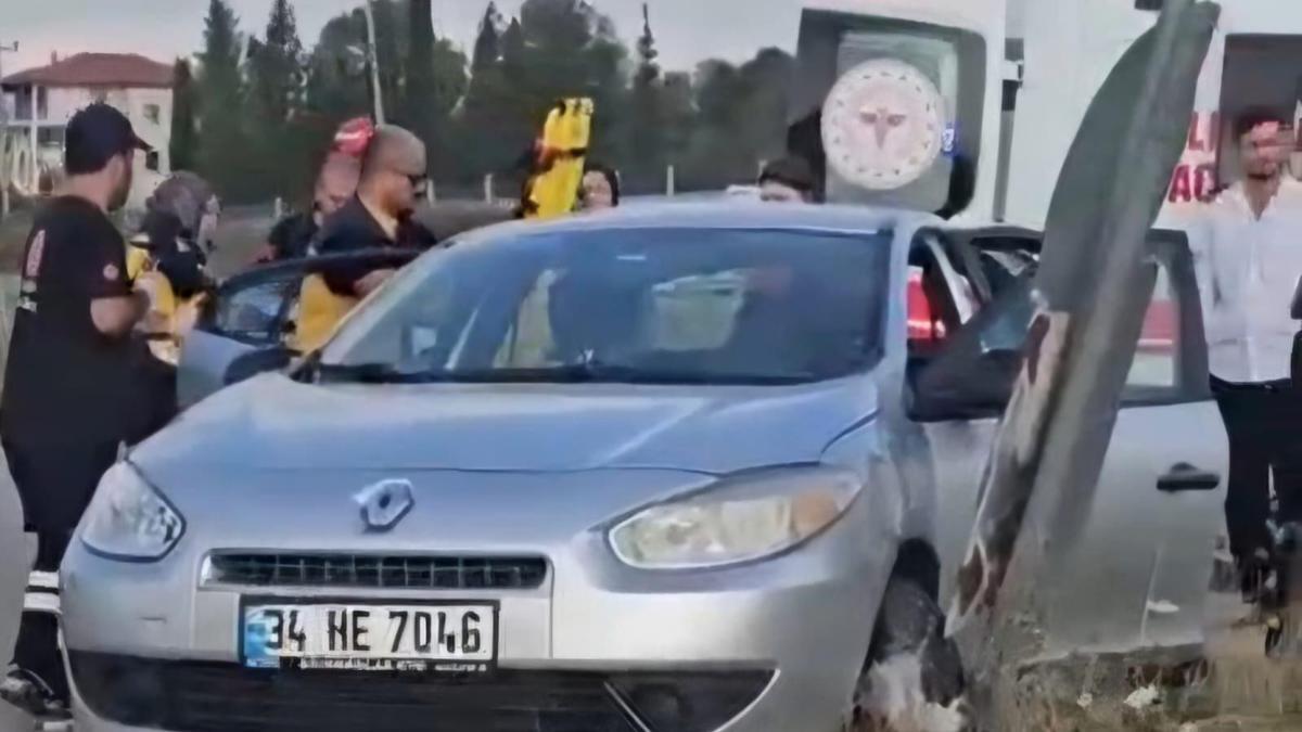 Otomobille çarpışan hafif ticari araç devrildi: 2 yaralı