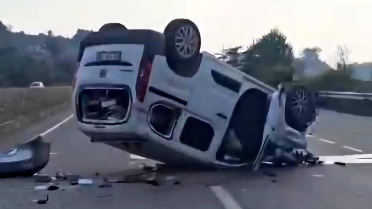 Otomobille çarpışan hafif ticari araç devrildi: 2 yaralı