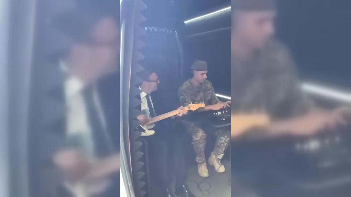 SAVAŞIN ORTASINDA MÜZİK! İngiliz Başbakan Burnham, Ukraynalı askerle gitar çaldı