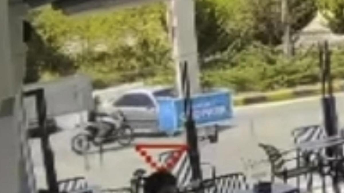 Motosikletin otomobile çarptığı kaza kamerada; 2 yaralı
