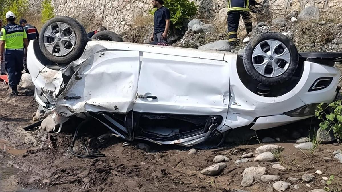 Adanada otomobil dereye uçtu: 2 ölü, 1 yaralı