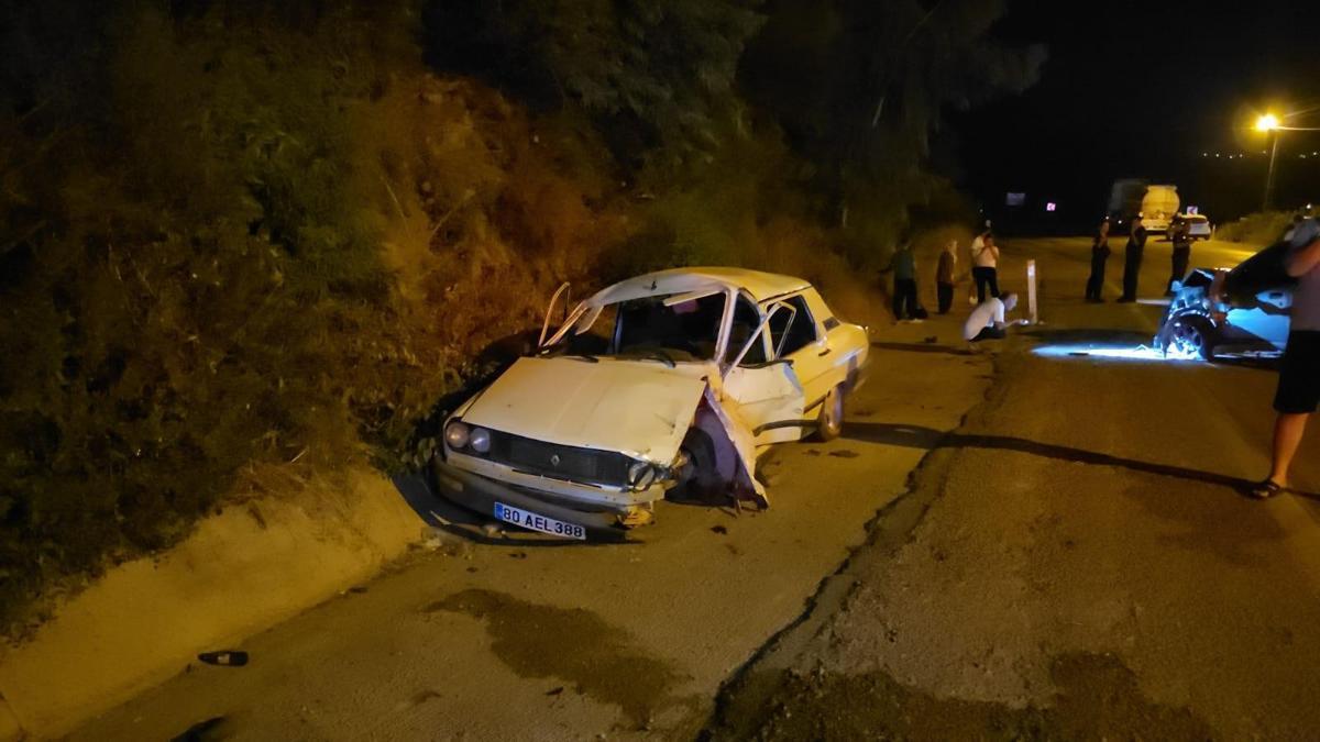 Adanada 2 otomobil çarpıştı; 4 yaralı