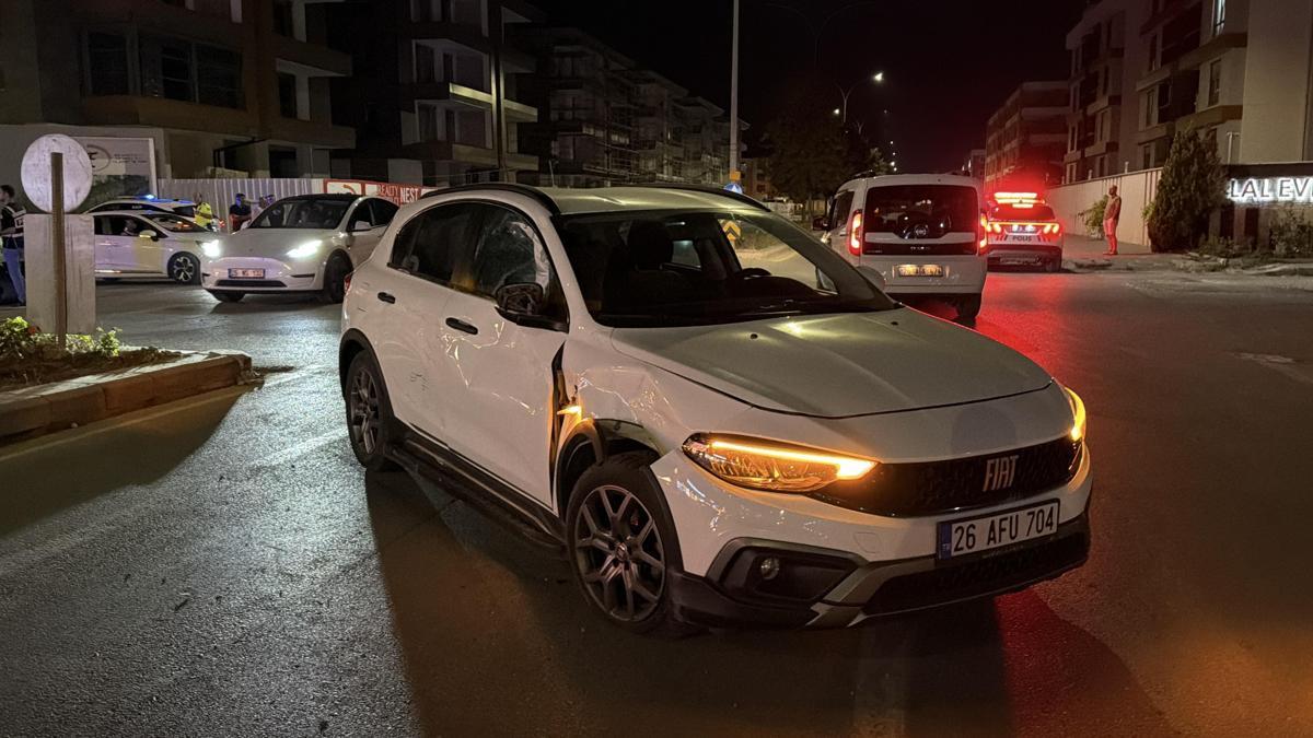 Eskişehir'de otomobil ile motosikletin çarpıştığı …