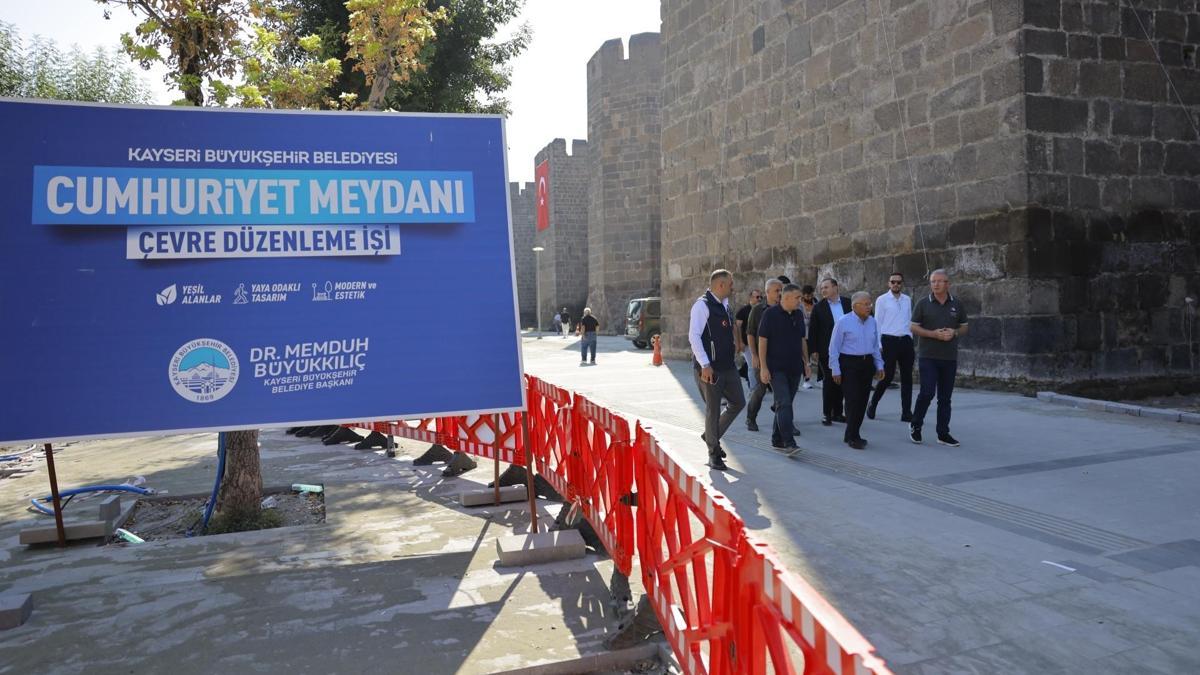 Başkan Büyükkılıç Cumhuriyet Meydanı'ndaki çalışmaları inceledi