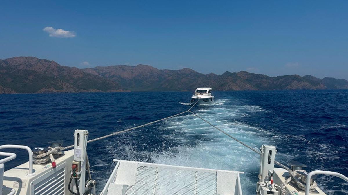 Marmaris'te makine arızası nedeniyle sürüklenen motoryat kurtarıldı