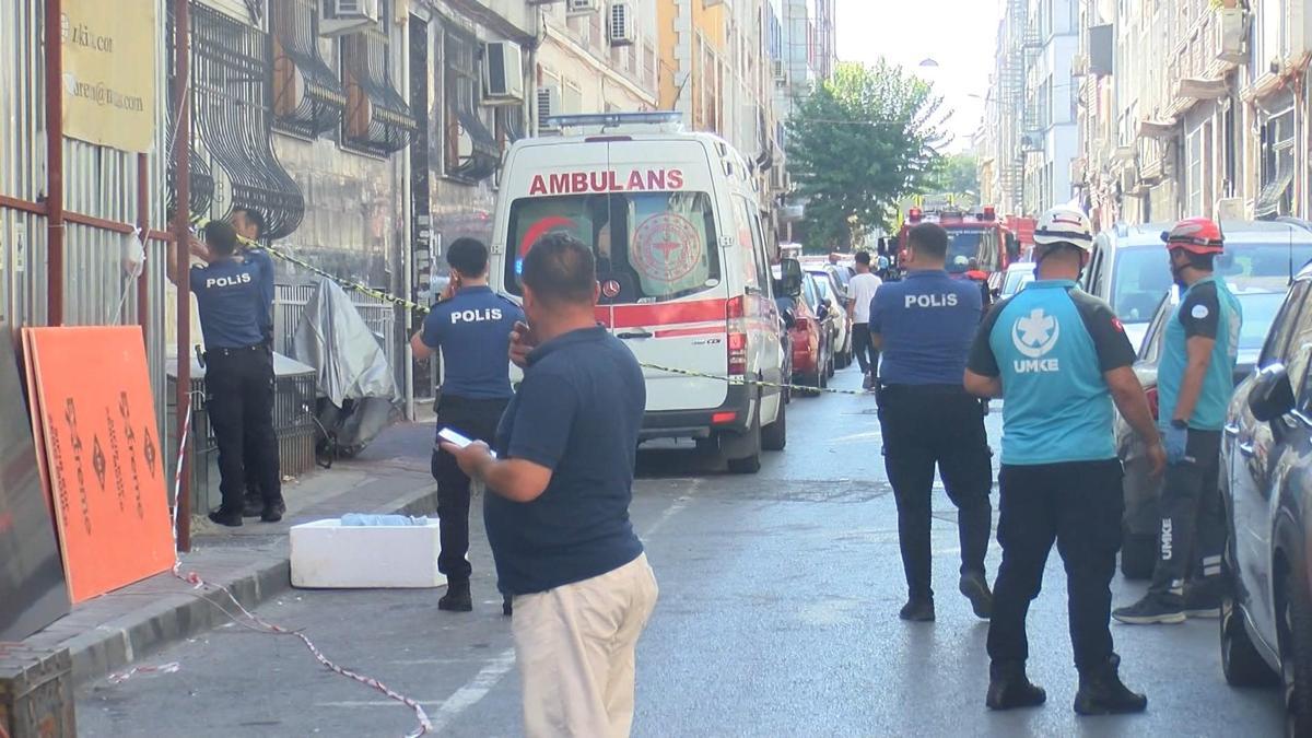 Fatih'te yıkımı yapılan bina çöktü; 2 işçi yaralandı