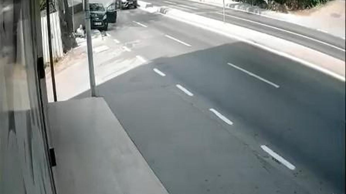 Pendik'te yayayı fark edip manevra yaptı; vurduğu çöp konteyneri dede ve torununa çarptı