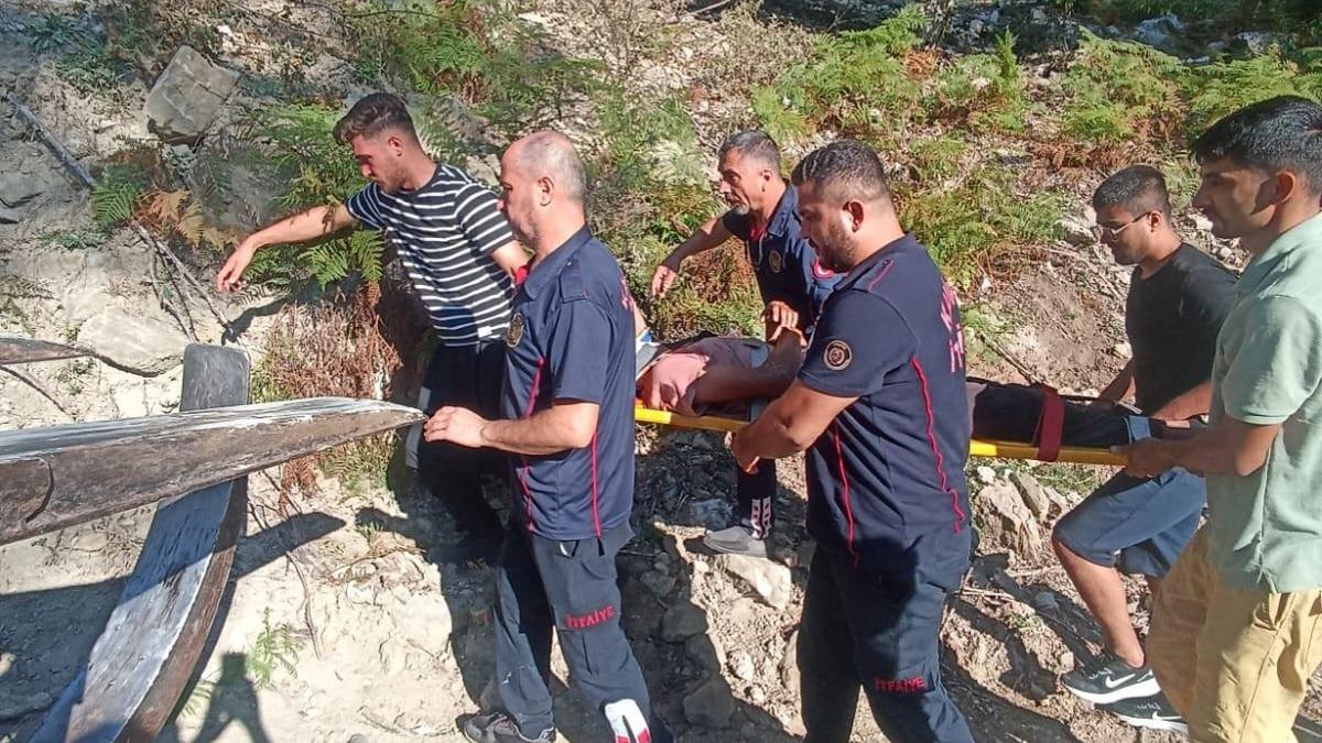 Kadirlide iş makinesi devrildi; 1 yaralı