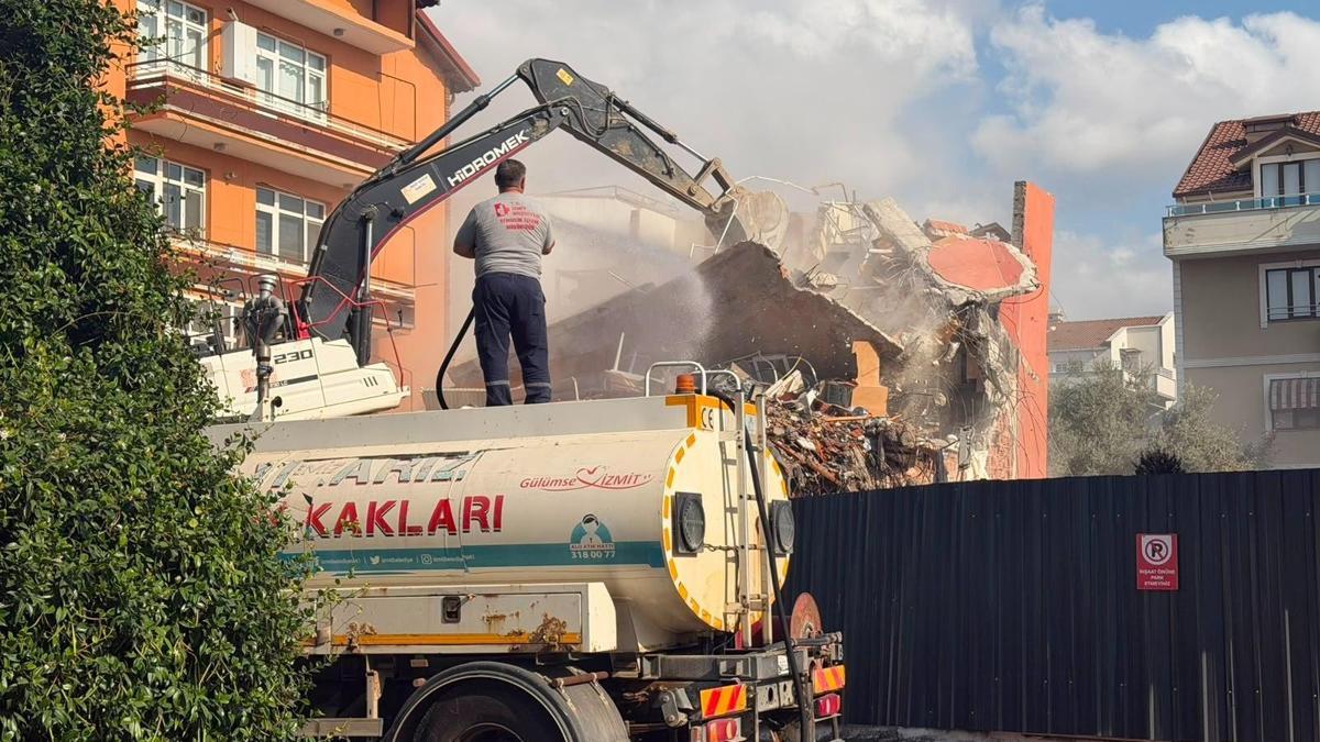 Bitişiğindeki temel kazısı sırasında yan yatmaya başlayan binanın yıkımı yapıldı