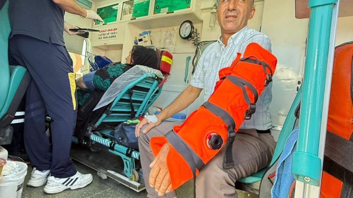 Yüksekovada minibüsle kamyonet çarpıştı: 10 yaralı