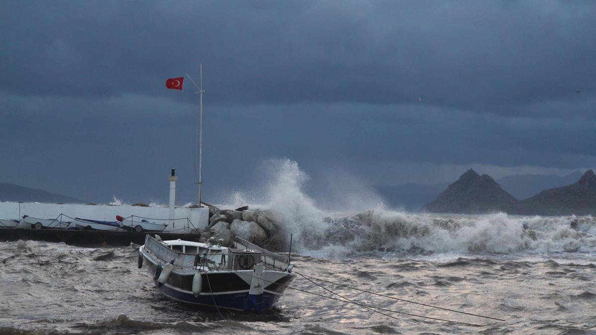 Bodrum’da feribot seferlerine fırtına engeli