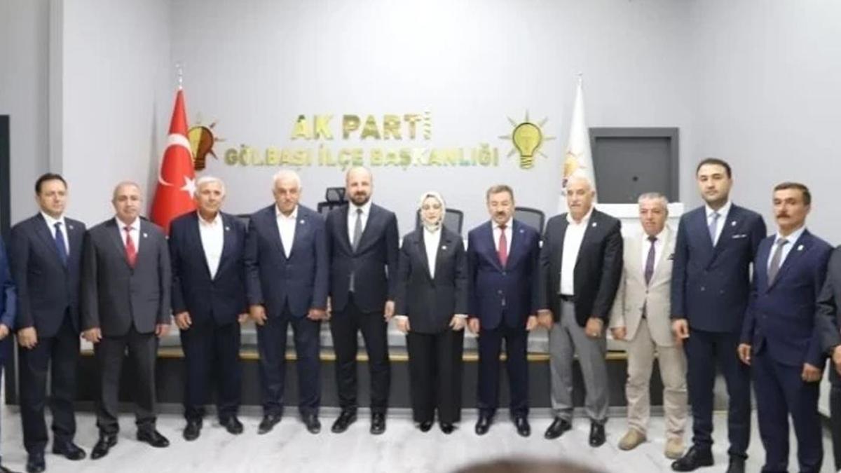 Gölbaşı'nda CHP'li 6 belediye meclis üyesi AK Parti'ye katıldı
